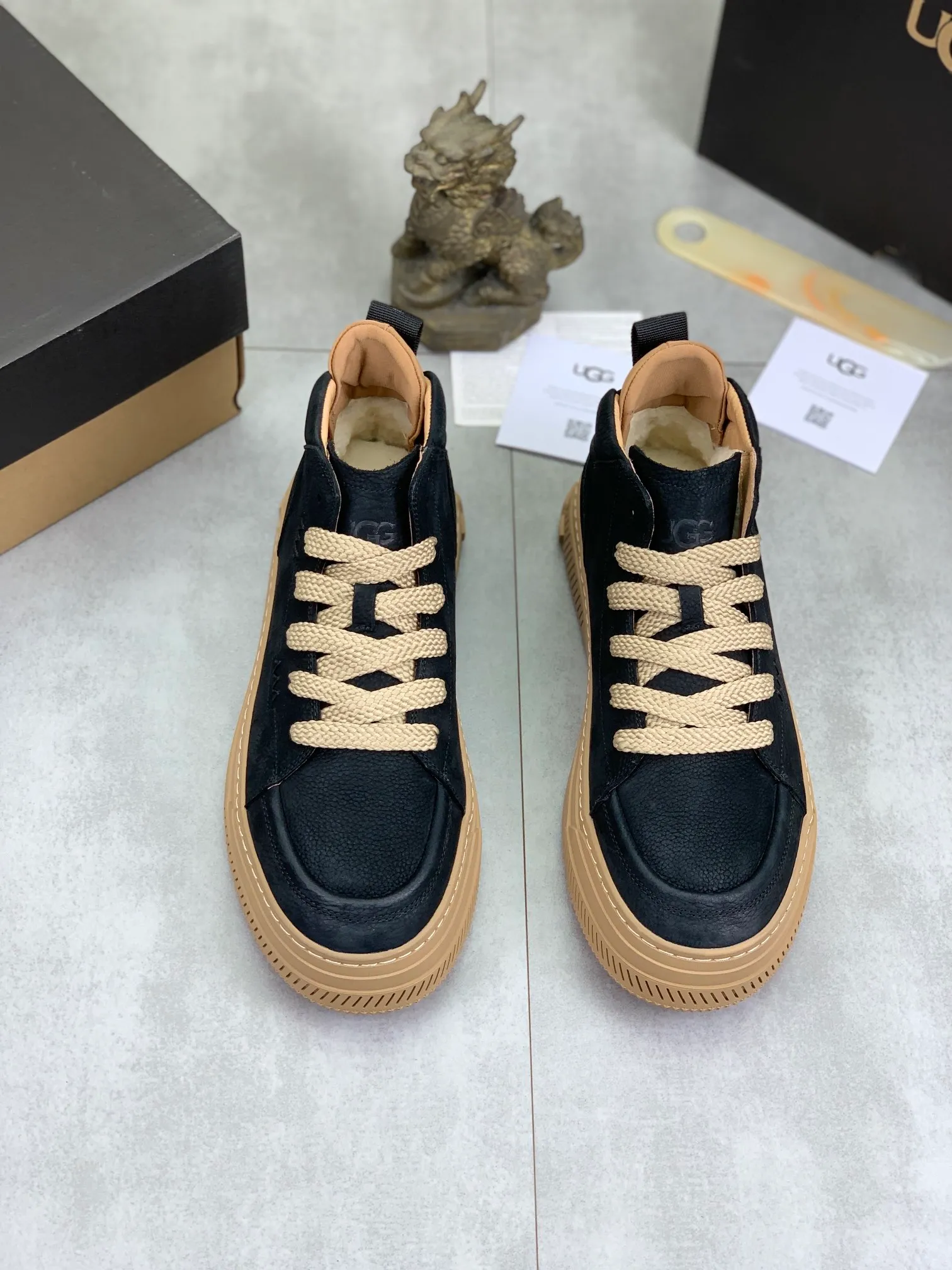 Men's Men's Shoes P620 [New Style] 💰 🆘 "Real Wool" [UGG] 👉 Popular men's shoes official website synchronization 🔰 Genuine quality [proud] is not comparable to the imitations in the general market 🌀 The upper is imported Italian frosted cowhide, and the lining: foot pad 🅰️ grade 🐑 real wool 👻 Only Grade A can show the effect The hand feels smooth and delicate 🔱The shoe shape is grand, only genuine factories can achieve it 🎄The perfect toughness of the original outsole 👻⬛️ allows customers to bid farewell to one-time consumption. Real wool lining, super warm. 4⃣️Color options available Size: 38-44